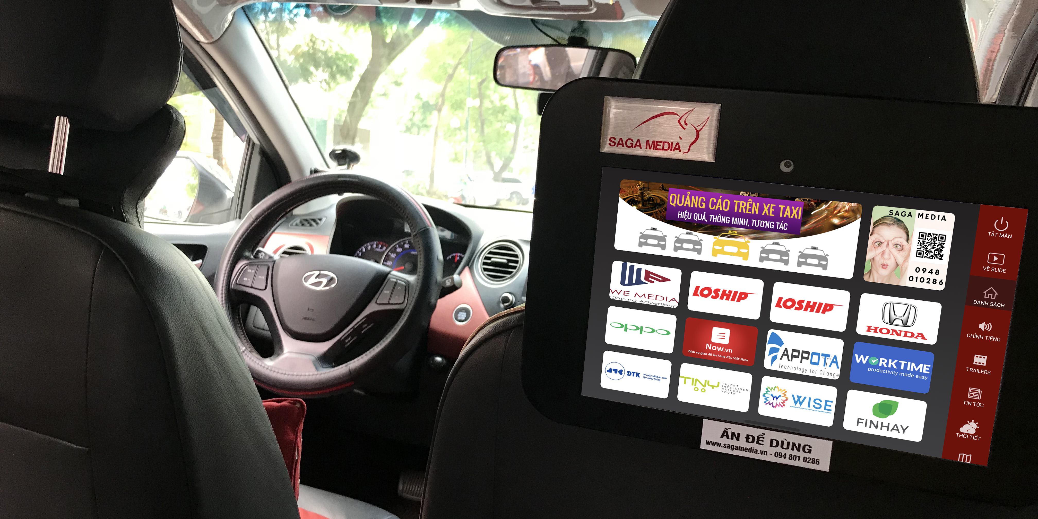 saga media quảng cáo thông minh tương tác qua màn hình máy tính bảng trên xe taxi